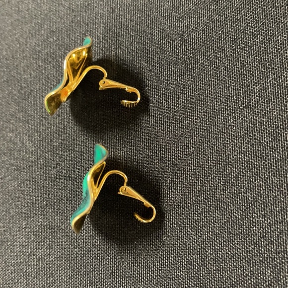 Avon Green Wavy Disc Clip-On Earrings - Picture 6 of 7